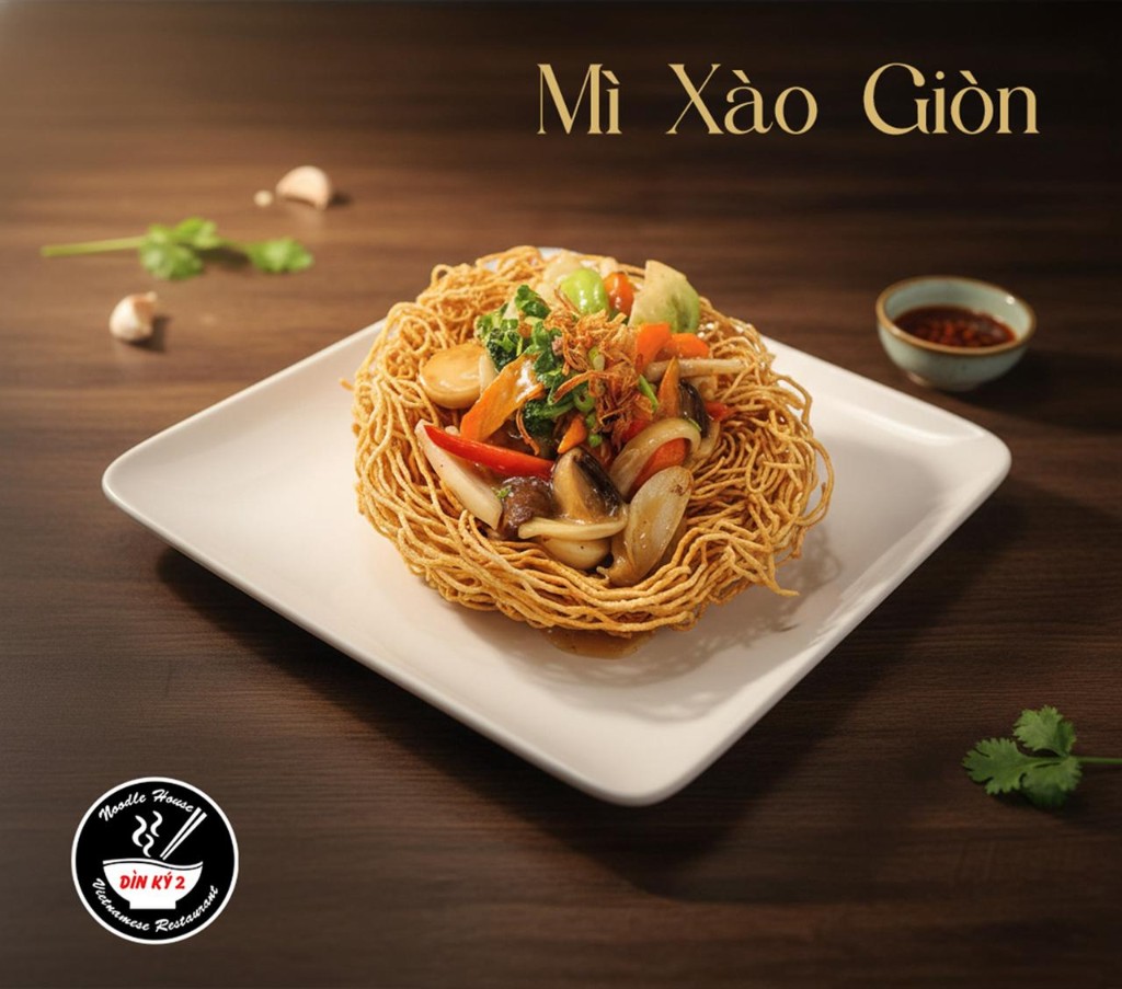 Mì Xào Giòn — crispy pan-fried egg noodles topped with stir-fried vegetables and mushrooms, Dìn Ký 2